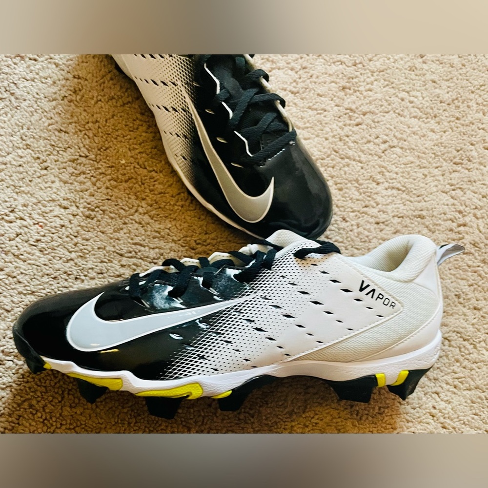 Nike Softball Cleats - Picture 2 of 6